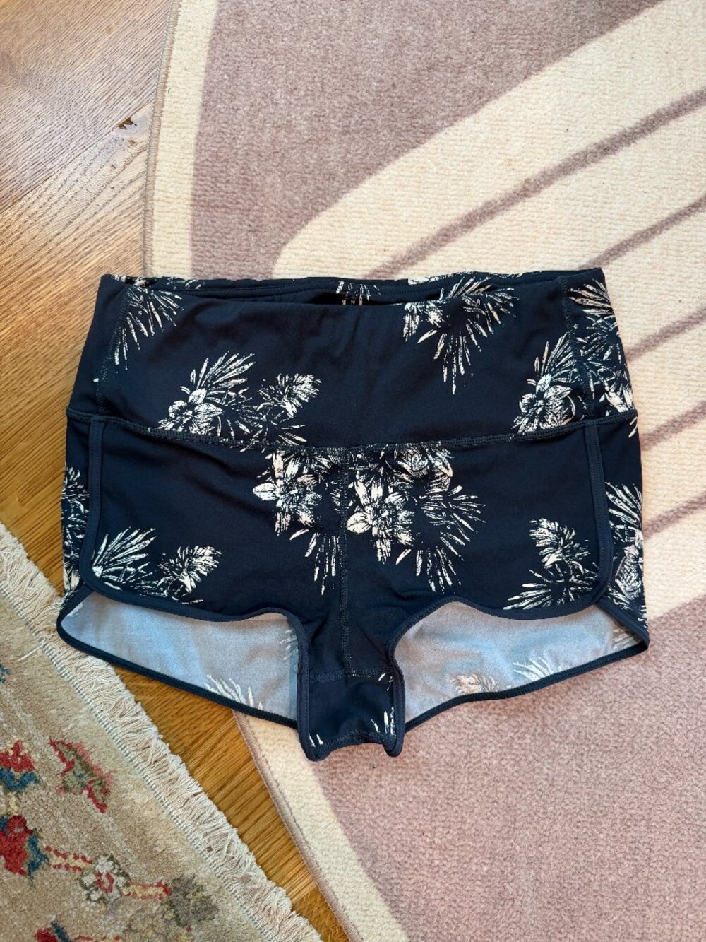 VUORI Dune Swim Shorty | Medium | Navy/Cream dolphin hem